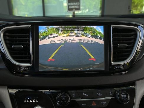 Used 2024 Chrysler Pacifica Touring-L image 30