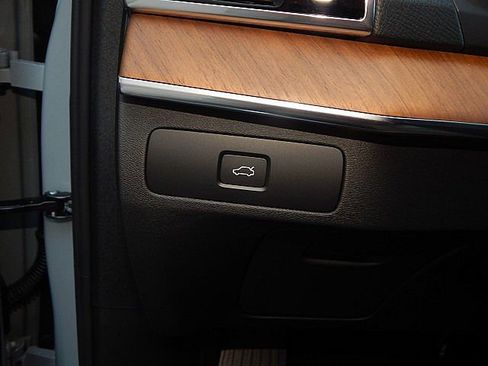 Certified 2025 Volvo XC90 B6 Plus image 23