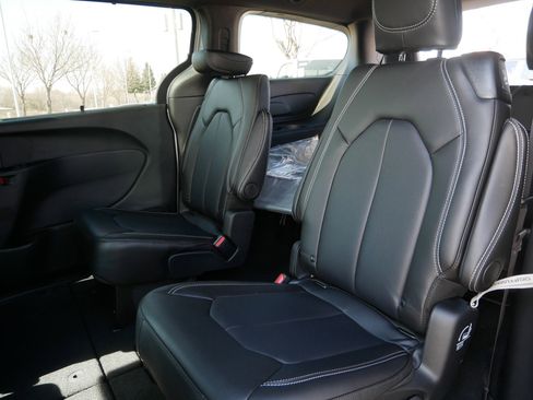New 2026 Chrysler Pacifica Select image 10