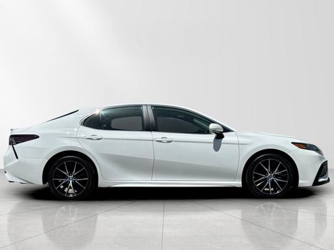 Used 2023 Toyota Camry SE FWD image 3