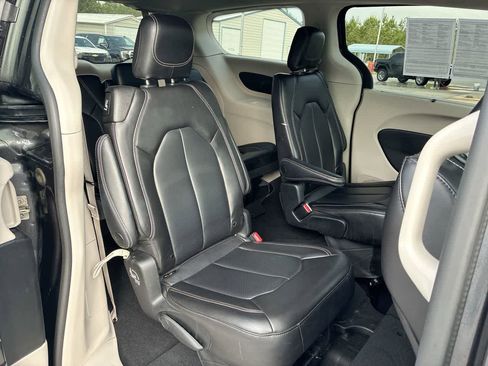 Used 2023 Chrysler Pacifica Touring-L FWD image 25