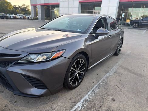 Used 2018 Toyota Camry SE FWD image 1