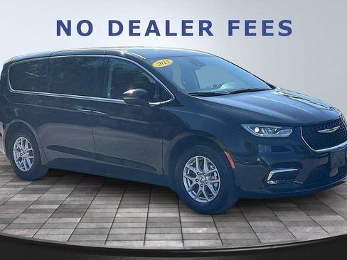Used 2023 Chrysler Pacifica Touring-L FWD image 3