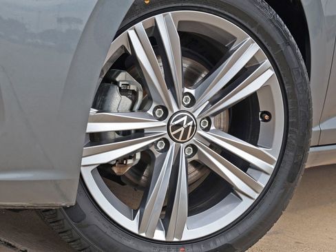 Used 2024 Volkswagen Jetta SE FWD image 12