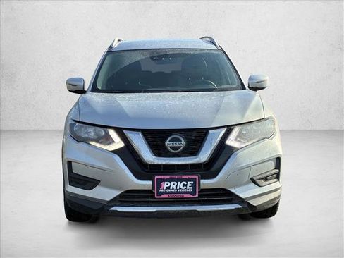 Used 2020 Nissan Rogue SV image 2