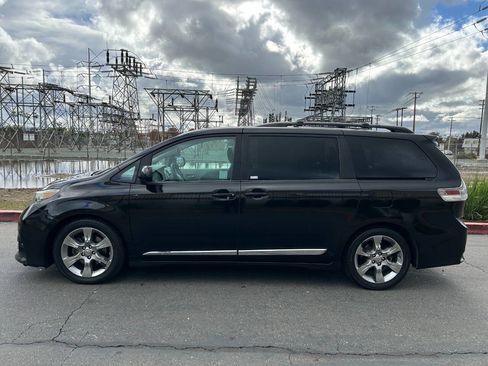 Used 2011 Toyota Sienna SE image 2