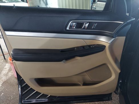 Used 2016 Ford Explorer XLT w/ Equipment Group 202A FWD image 28