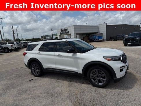 Used 2022 Ford Explorer XLT w/ Equipment Group 202A image 2