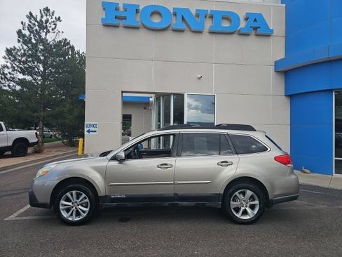 Used 2014 Subaru Outback 2.5i Limited w/ Moonroof Package AWD/4WD image 2