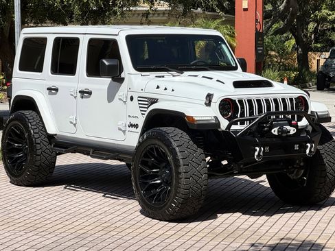 Used 2024 Jeep Wrangler Unlimited Sahara w/ Technology Group AWD/4WD image 3