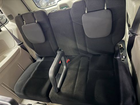 Used 2018 Dodge Grand Caravan SE FWD image 13
