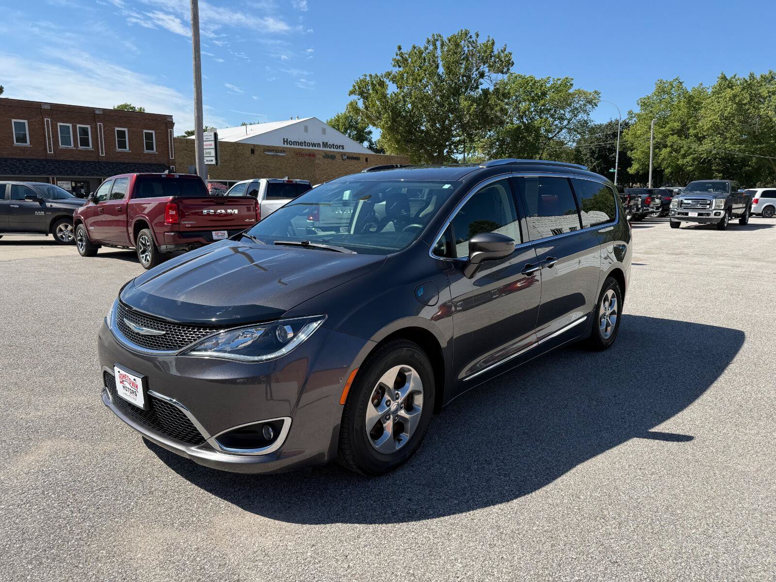 Used 2020 Chrysler Pacifica Touring-L w/ Premium Audio Group FWD image 1