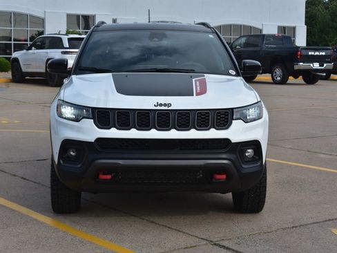 Used 2025 Jeep Compass Trailhawk AWD/4WD image 2