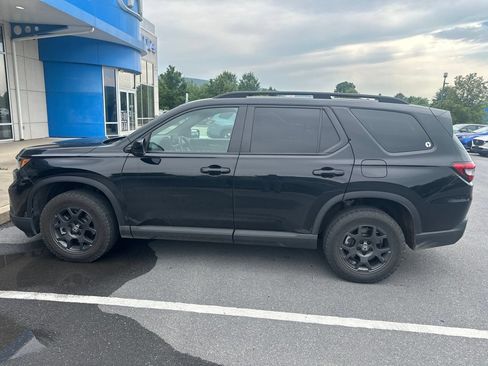 Used 2025 Honda Pilot TrailSport image 4