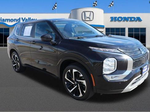 Used 2024 Mitsubishi Outlander SE image 1