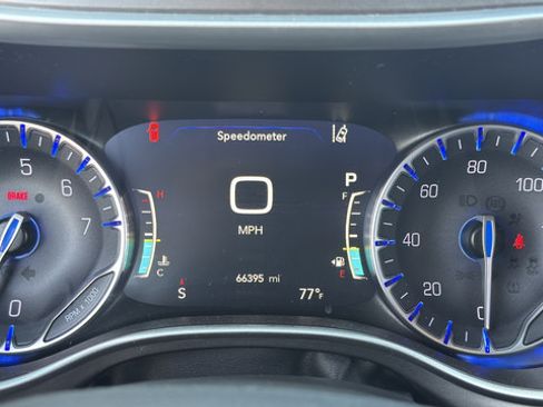Used 2024 Chrysler Pacifica Touring-L FWD image 18