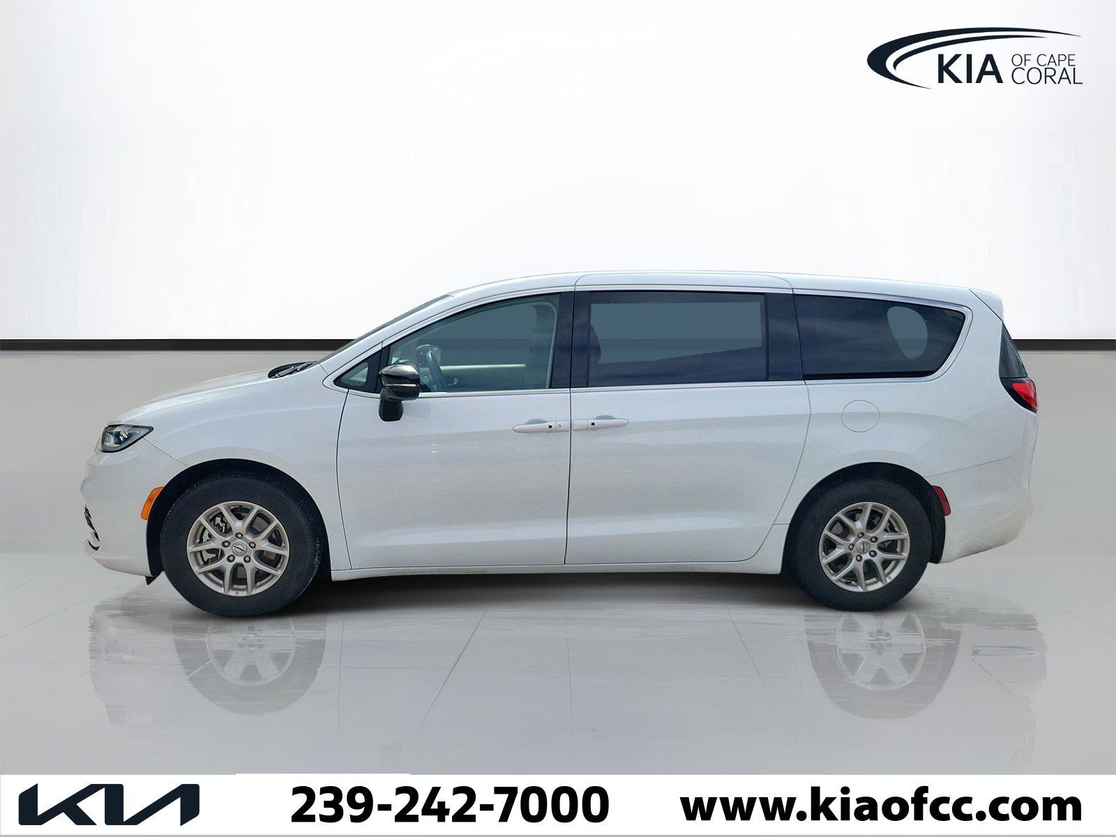 Used 2024 Chrysler Pacifica Touring-L FWD image 4