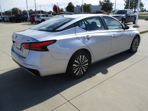 Used 2024 Nissan Altima 2.5 SV image 6