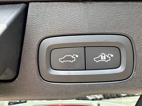 Certified 2025 Volvo XC60 T8 Plus w/ Protection Package Premier AWD/4WD image 40