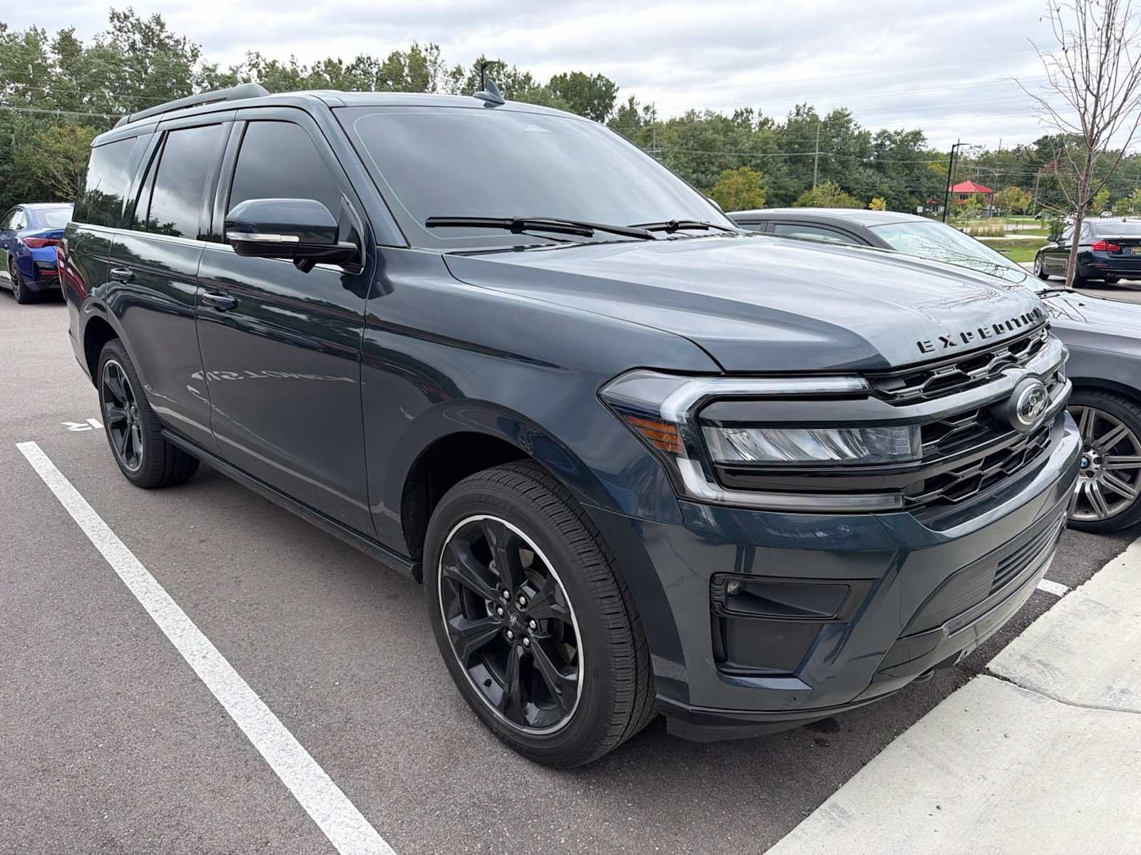 Used 2023 Ford Expedition Limited AWD/4WD image 3