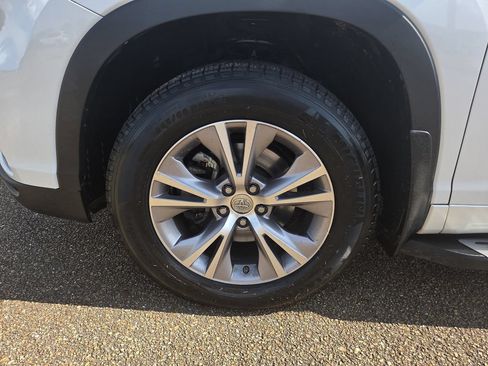 Used 2015 Toyota Highlander Plus FWD image 25