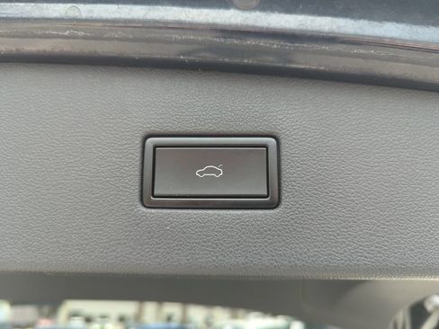 Used 2020 Volkswagen Tiguan SEL AWD/4WD image 21