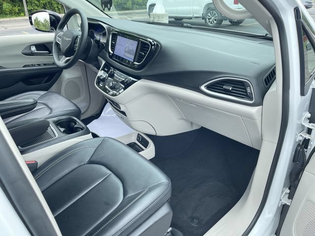 Used 2024 Chrysler Pacifica Touring-L FWD image 27