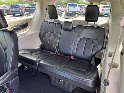 Used 2023 Chrysler Pacifica Touring-L FWD image 29