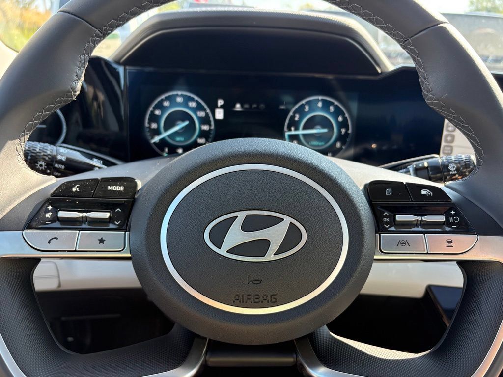 Used 2025 Hyundai Elantra Limited FWD image 15