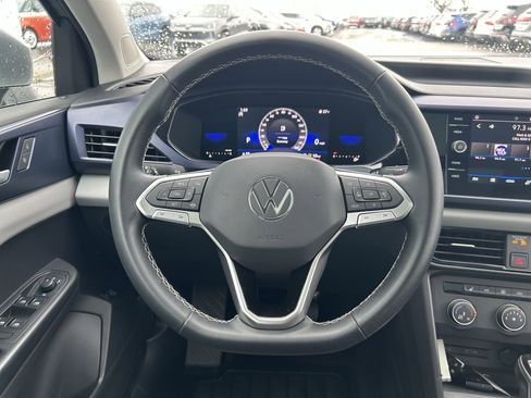Certified 2022 Volkswagen Taos SE w/ Panoramic Sunroof Package image 10