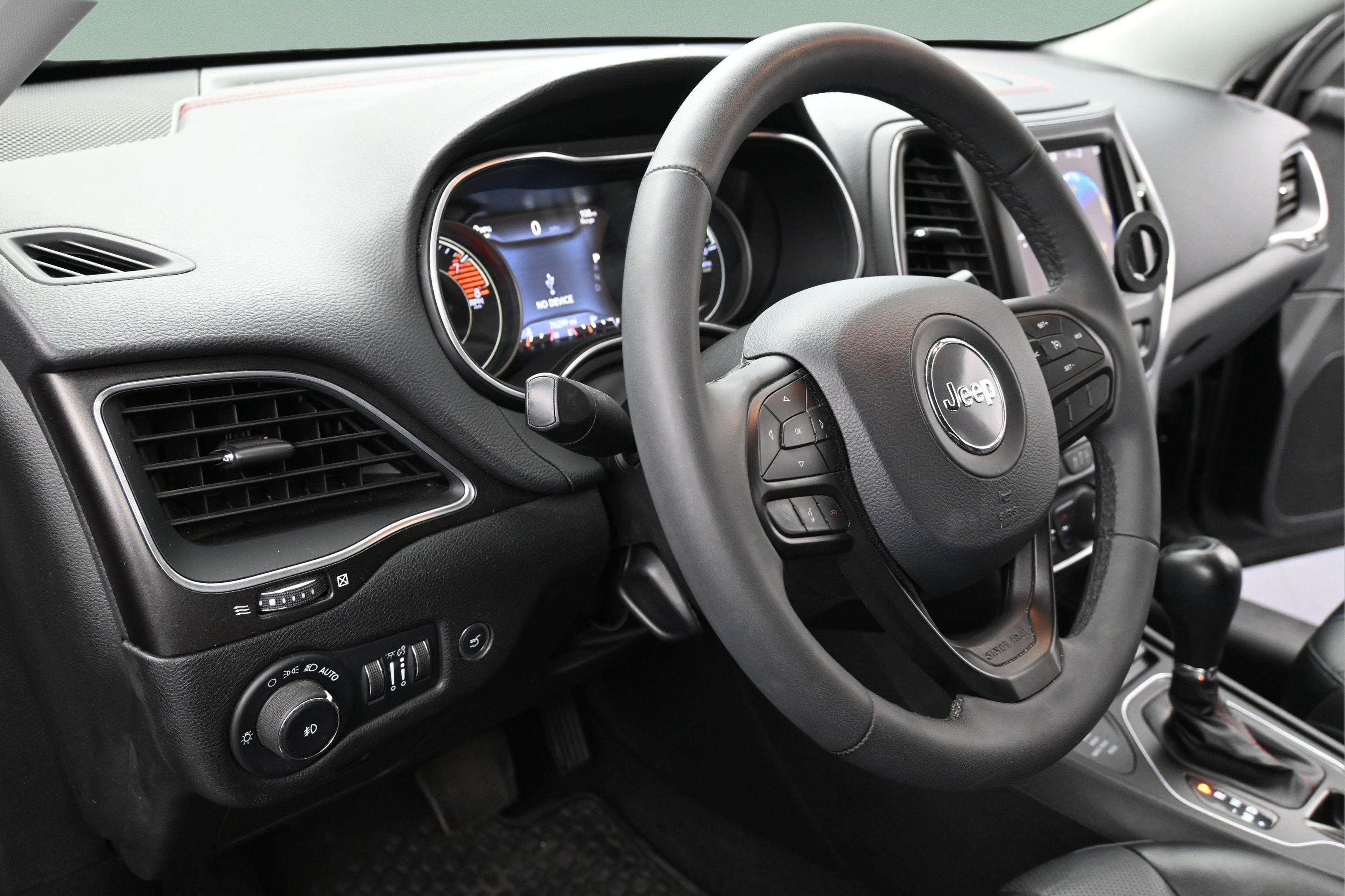 Used 2022 Jeep Cherokee Trailhawk w/ Sound & Nav Group AWD/4WD image 12