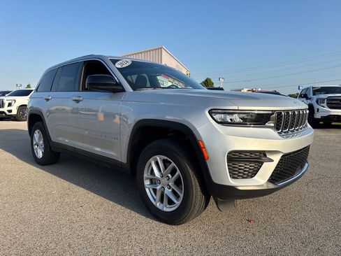 Used 2024 Jeep Grand Cherokee Laredo X w/ Trailer Tow Package AWD/4WD image 10