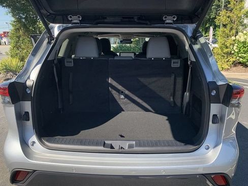 Certified 2024 Toyota Highlander Limited FWD image 35
