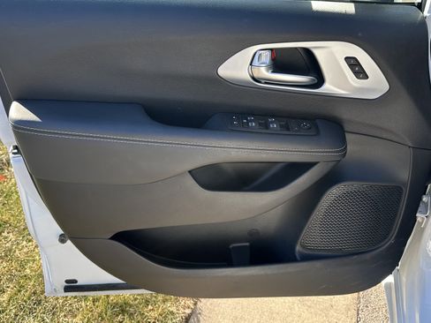 Used 2023 Chrysler Pacifica Touring-L w/ Uconnect Theater Family Group image 16