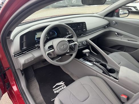 Used 2025 Hyundai Elantra SE image 20