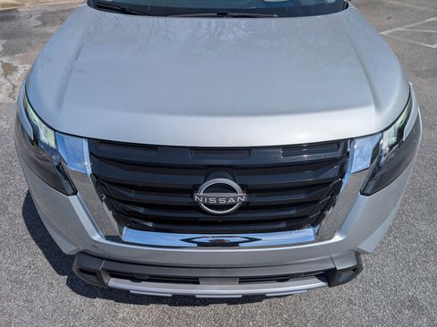 Used 2025 Nissan Pathfinder Platinum image 12