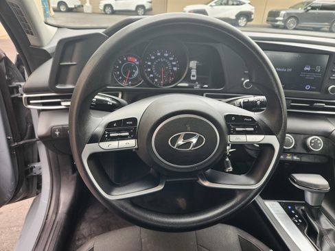 Used 2021 Hyundai Elantra SE FWD image 11