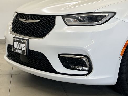 Used 2023 Chrysler Pacifica Limited FWD image 28