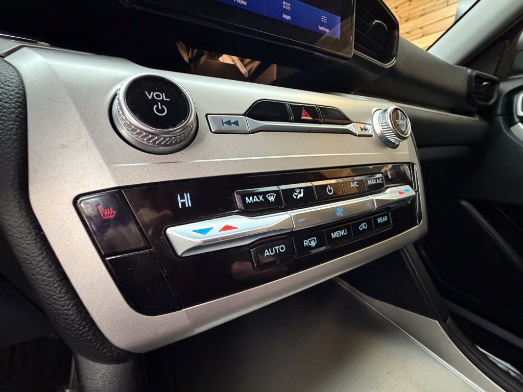 Used 2021 Ford Explorer XLT AWD/4WD image 25
