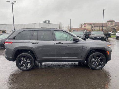 New 2025 Jeep Grand Cherokee Altitude image 7