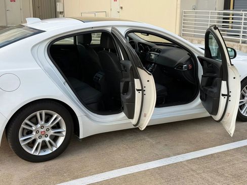 Used 2017 Jaguar XE Premium image 19