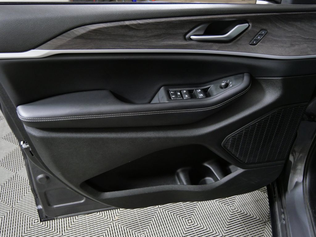 Used 2023 Jeep Grand Cherokee Limited AWD/4WD image 14