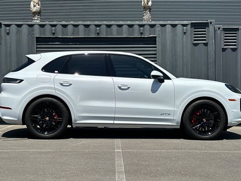 Certified 2025 Porsche Cayenne GTS AWD/4WD image 9