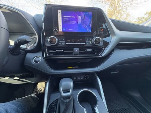 Used 2025 Toyota Highlander XLE image 4