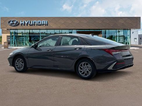 New 2025 Hyundai Elantra Hybrid FWD image 4