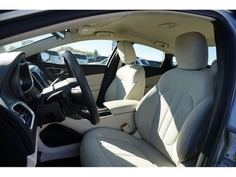 Used 2016 Chrysler 200 Limited image 12