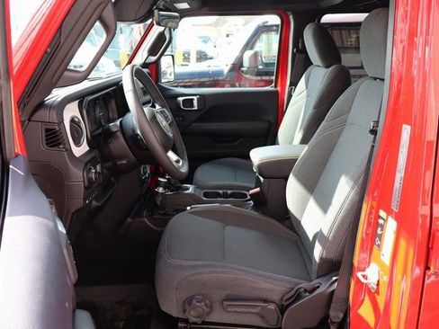 Used 2025 Jeep Wrangler Unlimited Sahara image 12