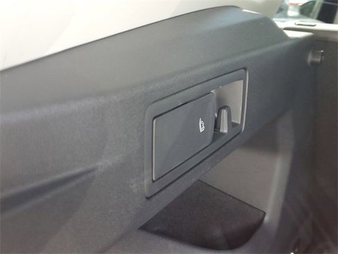 New 2025 Volkswagen Tiguan SE image 11