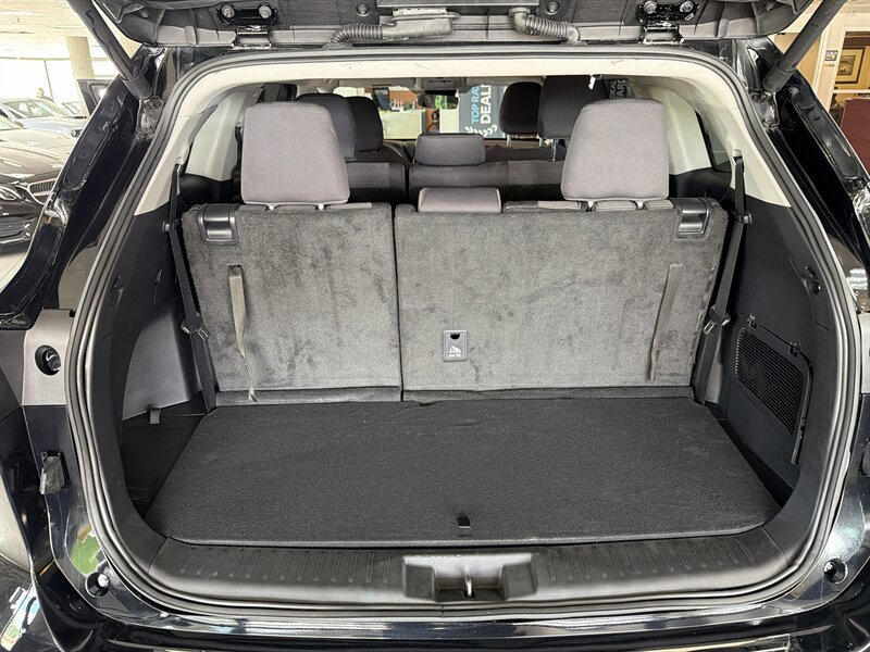 Used 2025 Toyota Highlander LE FWD image 29