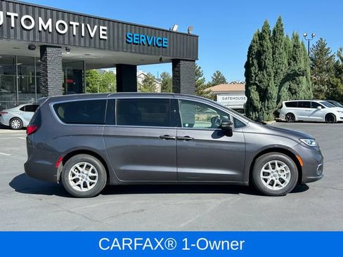 Used 2023 Chrysler Pacifica Touring-L FWD image 2
